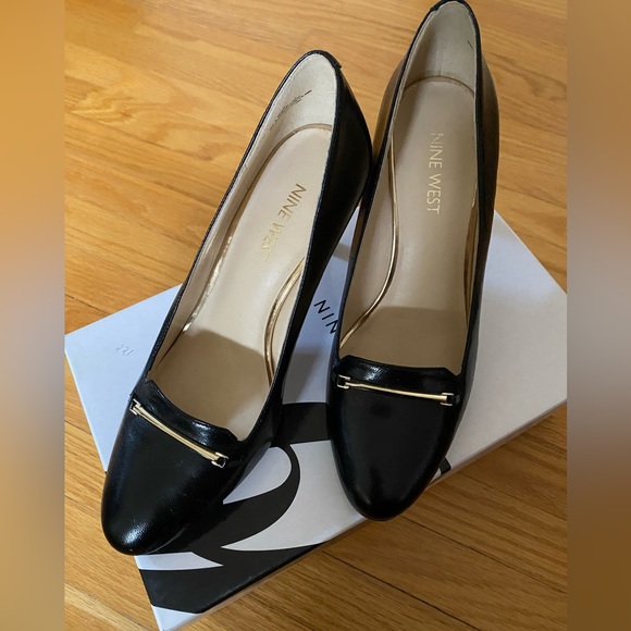 NEW WITH BOX NEVER WORN BLACK AND GOLD NINE WEST HEELS🖤💫 - Picture 5 of 5